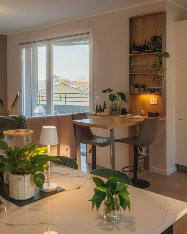 La cucina con piante verdi e tavolo da pranzo